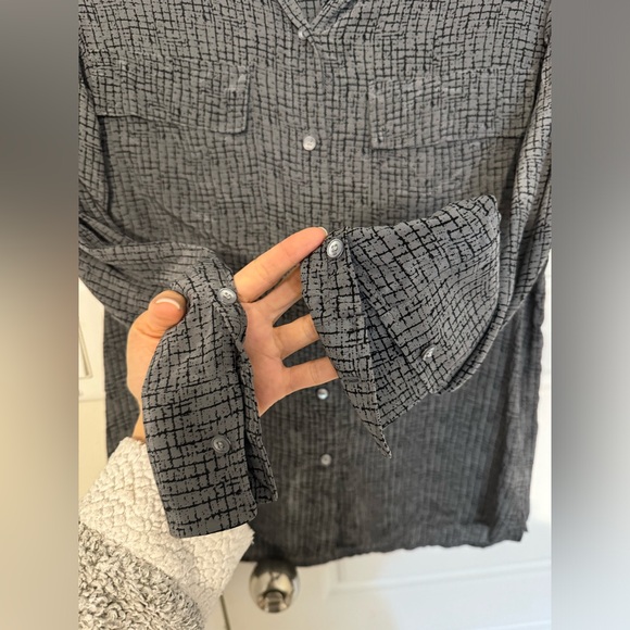 Aritzia 100% silk blouse size small. - Picture 3 of 4